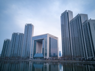 岸边城市建筑群高清图片