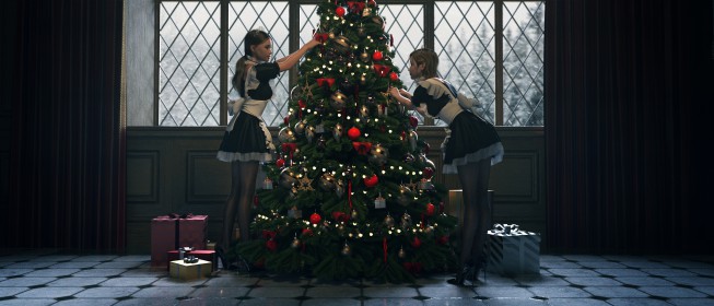 两个身穿女仆装少女圣诞树高清2k壁纸
