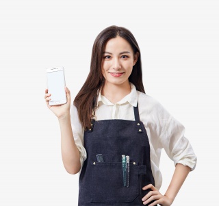 女性理发师玩手机