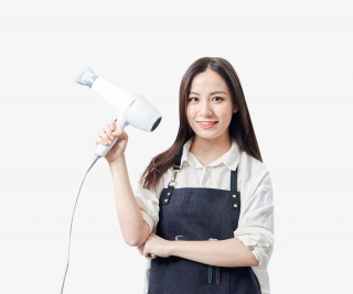 女性理发师拿吹风机