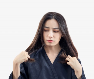 顾客观察自己的头发