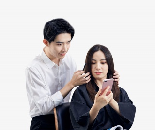 理发师给顾客理发