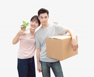 青年男女搬运纸箱拍照