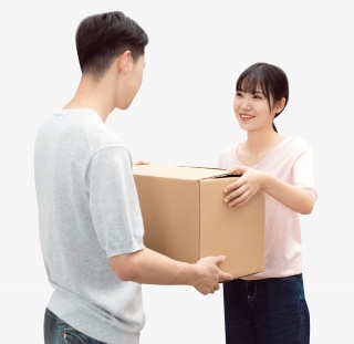 青年男女搬运纸箱
