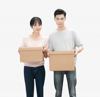 青年男女搬运纸箱