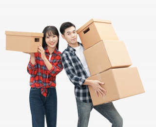 青年男女搬运纸箱