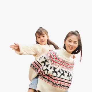 年轻妈妈背着女儿玩耍