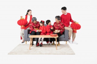新年一家人聊天