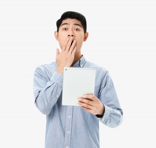 青年男性看平板电脑