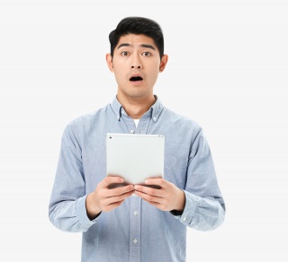 青年男性看平板电脑