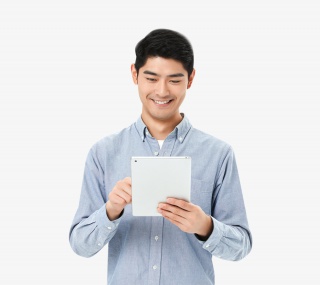 青年男性看平板电脑