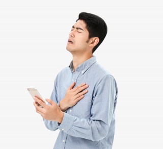 青年男性用手机