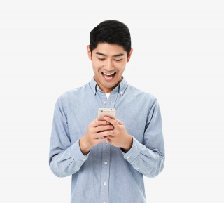 青年男性用手机