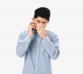 青年男性收到坏消息电话
