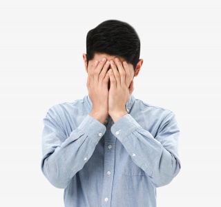 青年男性悲伤哭泣