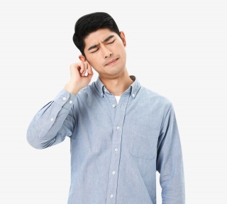 青年男性认真思考