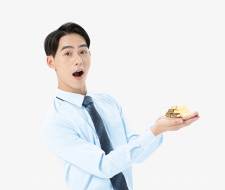 青年男性拿着金块