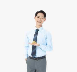 青年男性拿着金块