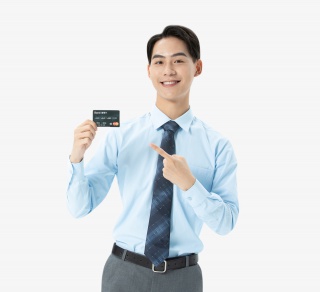 青年商务男性展示信用卡