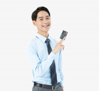 青年商务男性展示信用卡