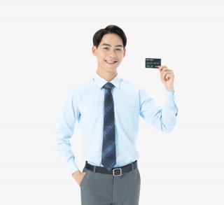青年商务男性展示信用卡