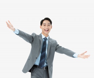 青年男性张开双手