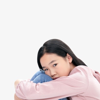 坐在地上的悲伤的小女孩