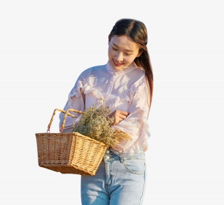 年轻美女手拿花篮