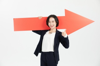 理财师抱着增长上升箭头