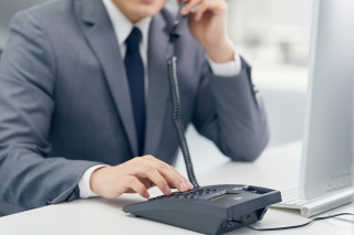 商务男士打电话
