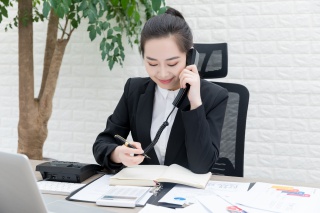 女性职场接听电话记录