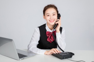 接听电话的客服美女