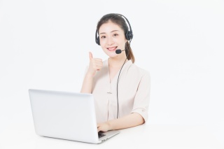 女性客服接电话