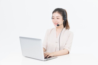 女性客服接电话
