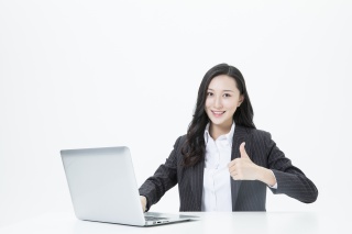商务女性办公笔记本电脑