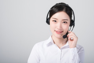 头戴耳机的女性客服形象