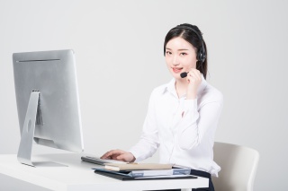 正在工作的客服女性形象