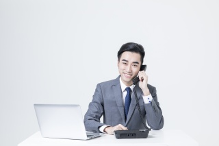 电话客服的商务男士