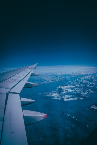 高空飞行的飞机羽翼图片