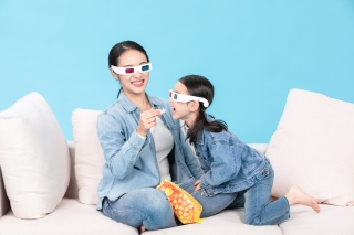 母女居家看3D电影吃爆米花