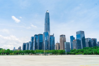 蓝天白云下的城市建筑图片